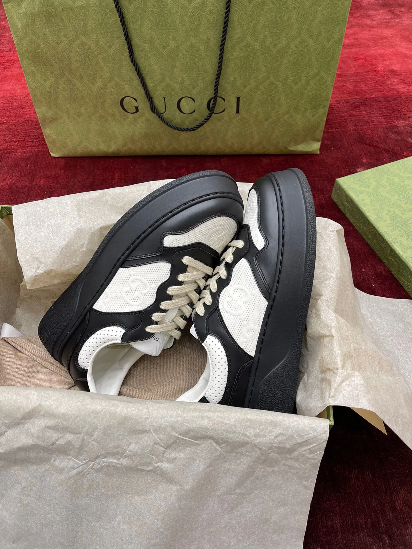 👟👟Ex-factory price 480👟👟 Gucc*i~~New upgraded version, original original color @GG couple's thick-soled shoes...biscuit shoes...white shoes...sneakers...flat shoes...catwalk style: celebrities, Internet celebrities, Xiaohongshu, etc. will definitely plant grass and call❤ Original customized cowhide fabric (classic old floral fabric, perforation, embossing process), the original bottom has a big logo, and there is a GG on the heel Logo, 5cm thick sole, classic Gucci webbing... Women's size 35-40, men's size 39-44